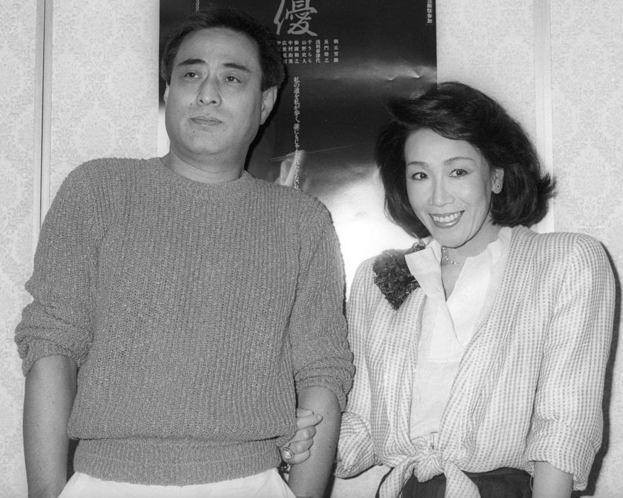 舞台「女優」制作発表での朝丘雪路さん（右）と津川雅彦さん＝１９８４年９月、東京・日本橋