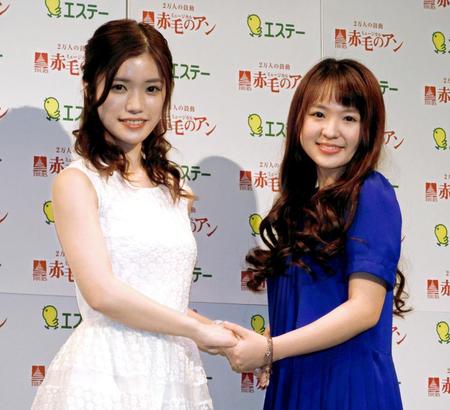 ミュージカル「赤毛のアン」製作発表会見に登場した（左から）美山加恋とさくらまや＝東京・渋谷