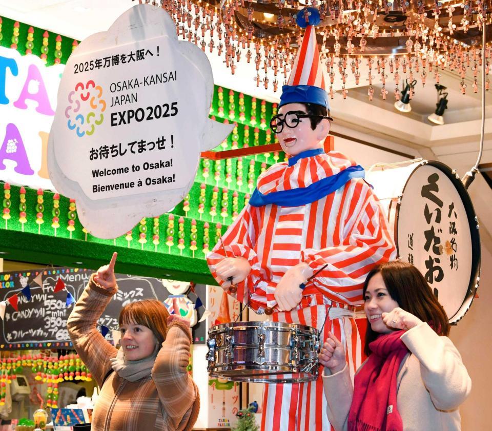 　大阪・道頓堀の名物看板人形「くいだおれ太郎」