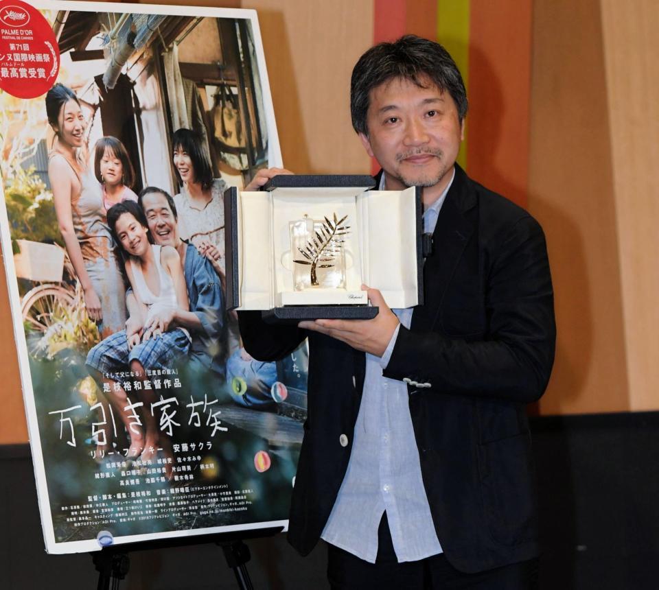 カンヌ国際映画祭でパルムドールを受賞し、喜びの凱旋帰国となった是枝裕和監督＝羽田空港国際線ターミナル（撮影・三好信也）