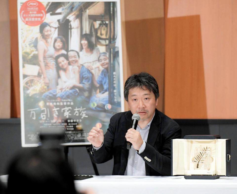 カンヌ国際映画祭でパルムドールを受賞し、喜びの凱旋帰国となった是枝裕和監督＝羽田空港国際線ターミナル（撮影・三好信也）