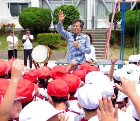 卒業以来初めて母校を訪れ小学生と交流した前川清＝長崎県佐世保市立山手小学校