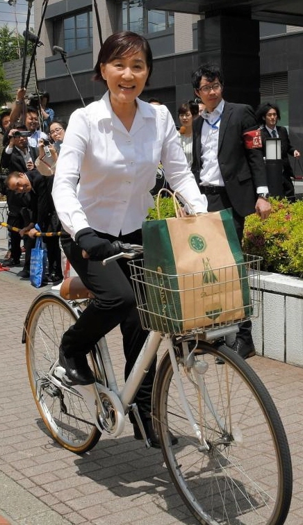 任意の事情聴取が終了。自転車に乗って北沢警察署を後にする松居一代＝東京都世田谷区（撮影・堀内翔）