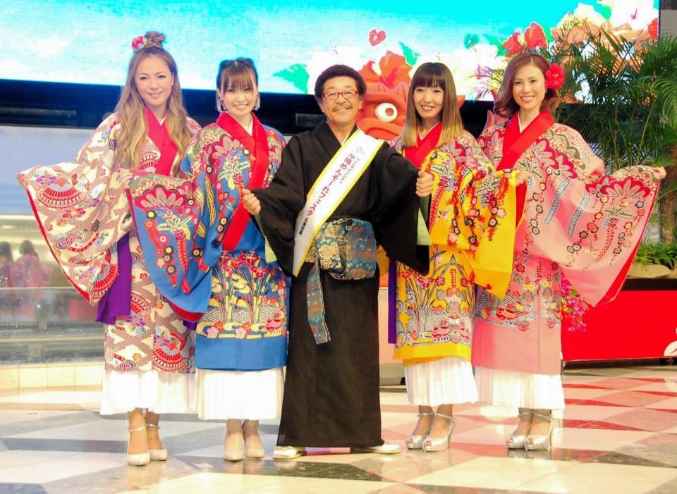 安室奈美恵の県民栄誉賞受賞を祝福した具志堅用高氏（中央）と（左から）ＭＡＸのＬＩＮＡ、ＭＩＮＡ、ＲＥＩＮＡ、ＮＡＮＡ＝東京・池袋のサンシャインシティ噴水広場