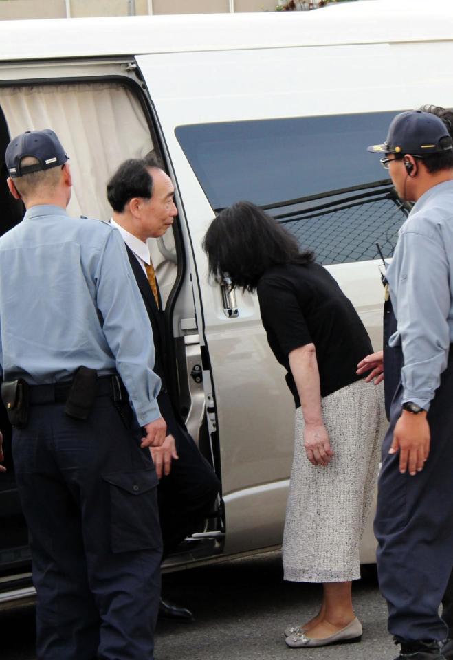 保釈された籠池泰典被告（左）と諄子被告（右）