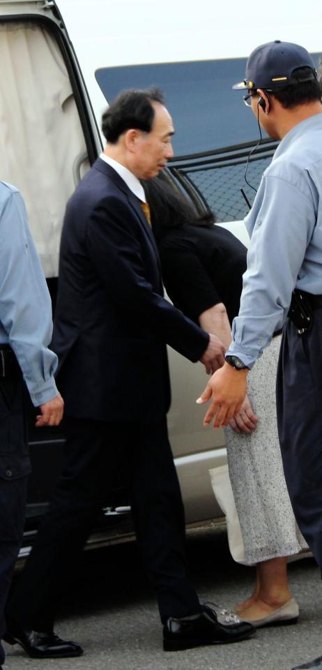 保釈された、車の前で寄り添う籠池泰典被告（左）と諄子被告（右）