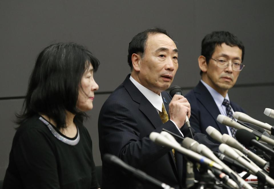 　保釈後、記者会見する森友学園前理事長の籠池泰典被告。左は妻の諄子被告＝25日午後８時、大阪市の大阪弁護士会館