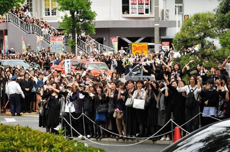 「ＹＯＵＮＧ　ＭＡＮ（Ｙ．Ｍ．Ｃ．Ａ。）」を大合唱するファン。反対側の歩道までファンで埋め尽くされた＝東京都港区の青山葬儀所（撮影・出月俊成）