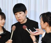 西城秀樹さんとの思い出を語る和田アキ子＝東京都港区の青山葬儀所