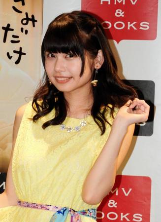 アートブック「きみだけ」の発売記念握手会に登場した鹿目凜＝東京・渋谷