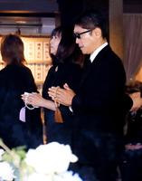 故西城秀樹さんの葬儀・告別式で焼香し合掌する石川秀美さん（左）。右は夫の薬丸裕英＝青山葬儀場（代表撮影）