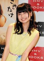 アートブック「きみだけ」の発売記念握手会に登場した鹿目凜＝東京・渋谷