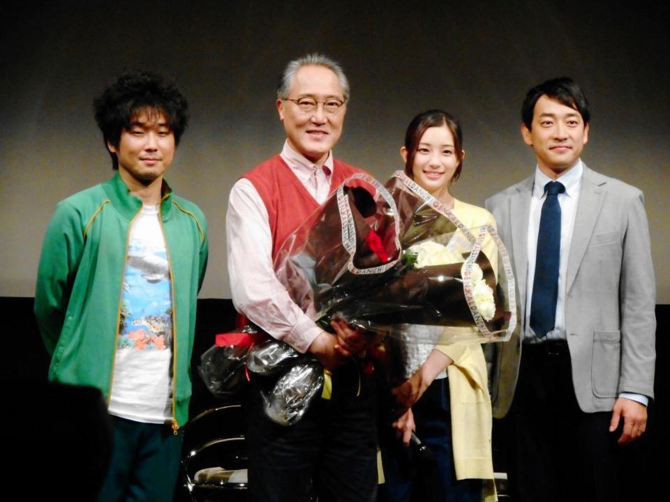 フジテレビ系ドラマ「限界団地」の制作発表会見を行った（右から）迫田孝也、足立梨花、佐野史郎、山崎樹範＝東京・台場のフジテレビ