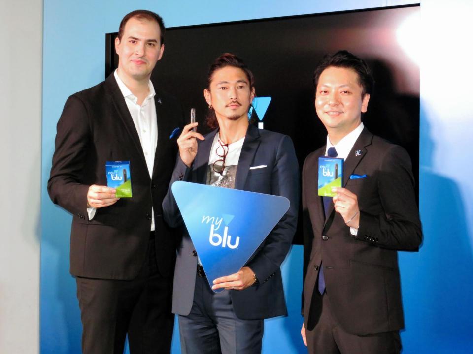 たばこについて語った窪塚洋介（中央）＝東京・神宮前