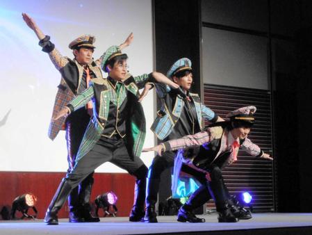 　ライブ歌唱を披露した（手前）小越勇輝、（中列左から）堀井新太、志尊淳、（後列）浅香航大＝都内