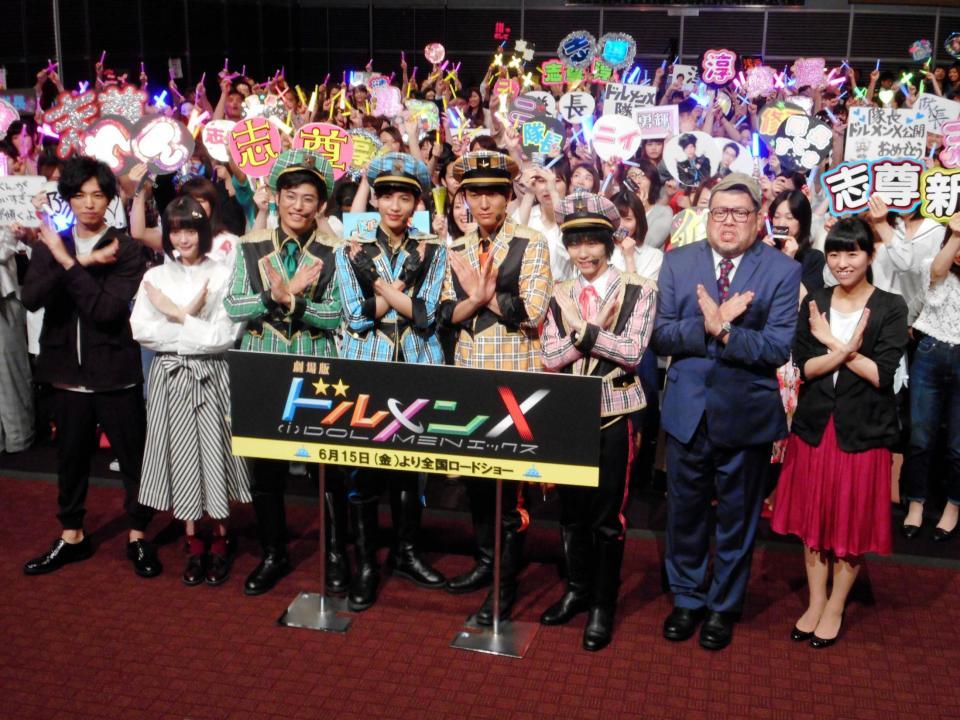 「劇場版ドルメンＸ」の特別試写会で舞台あいさつした（左から）桐山漣、玉城ティナ、堀井新太、志尊淳、浅香航大、小越勇輝、くっきー、小室直子監督＝東京・日テレホールＡＢＣ