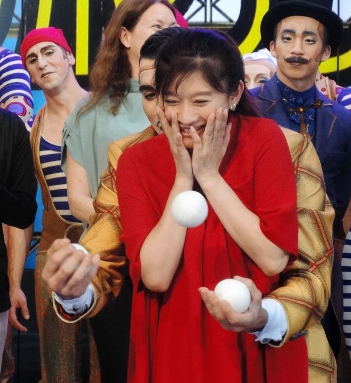 ジャグリングに挑戦した篠原涼子＝大阪市内