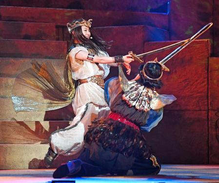 　加賀楓（手前）と激しい対決を披露するモーニング娘。’１８の石田亜佑美＝都内