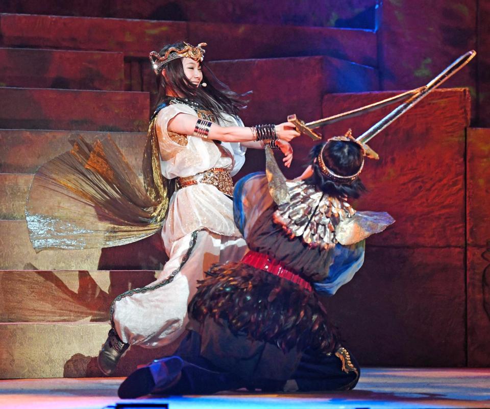 　加賀楓（手前）と激しい対決を披露するモーニング娘。’１８の石田亜佑美＝都内