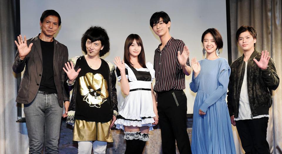 イベントを終え手を振る（左から）阿部祐二、パークマンサー、永尾まりや、上原一翔、松本愛、永田卓也＝東京・カラオケ　パセラ　グランデ　渋谷（撮影・開出牧）