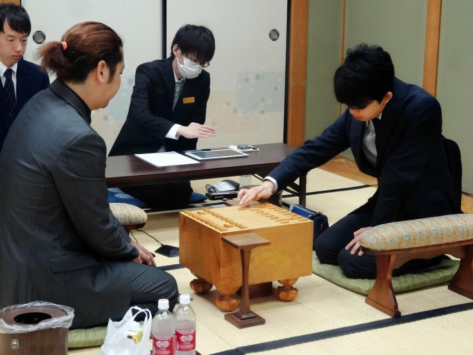 対局を行う藤井聡太七段（右）と中村亮介六段＝大阪・関西将棋会館