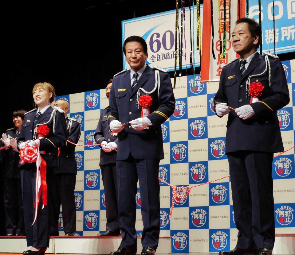 　テープカットした（左から）高橋みなみ、杉良太郎、大川栄策＝東京・北の丸公園内の科学技術館