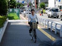 ママチャリ出頭する松居一代＝東京・北沢警察署