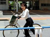 自転車に乗り、笑顔で署を去る松居一代＝東京・北沢警察署