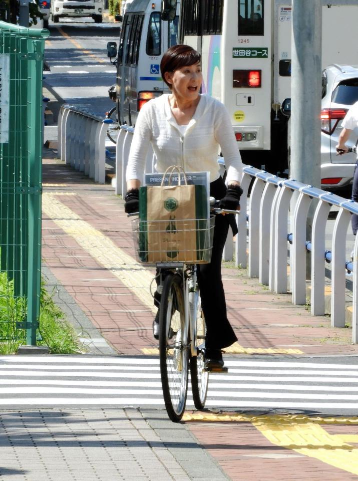 ママチャリ出頭する松居一代＝東京・北沢警察署