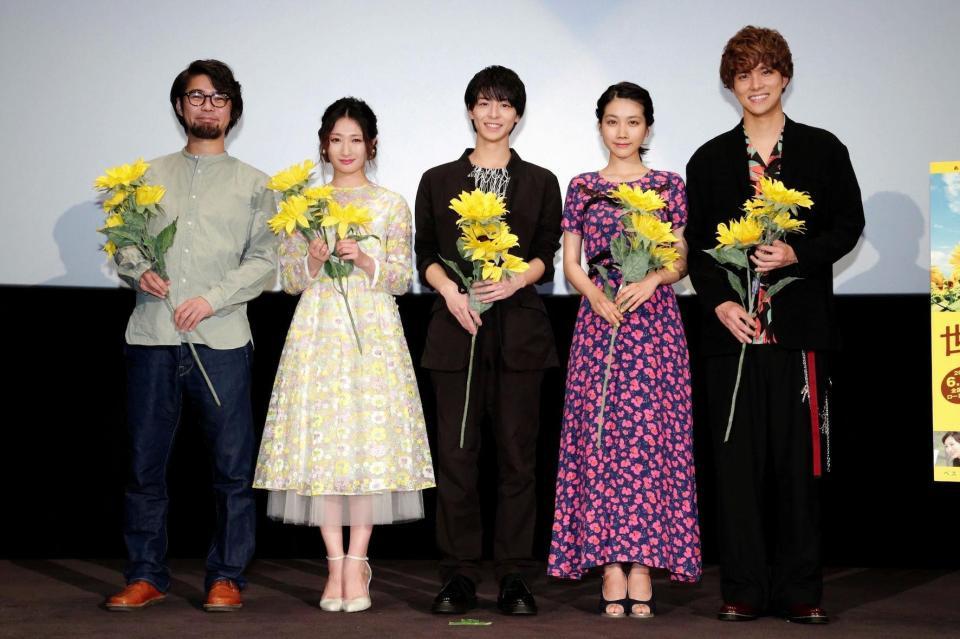 完成披露試写会に出席した高杉真宙（中央）＝東京・イオンシネマ　シアタス調布