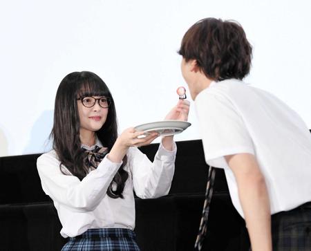 　誕生日ケーキのイチゴを小関裕太（右）に食べさせてあげる玉城ティナ＝撮影・園田高夫