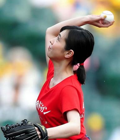 ファーストピッチセレモニーで投球する桜庭ななみ＝甲子園（撮影・北村雅宏）