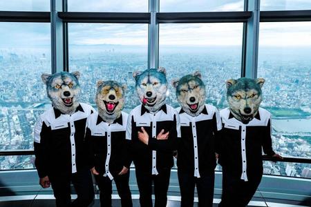 夜が明けたばかりの町並みをバックにライブを行ったＭＡＮ　ＷＩＴＨ　Ａ　ＭＩＳＳＩＯＮ＝東京スカイツリー