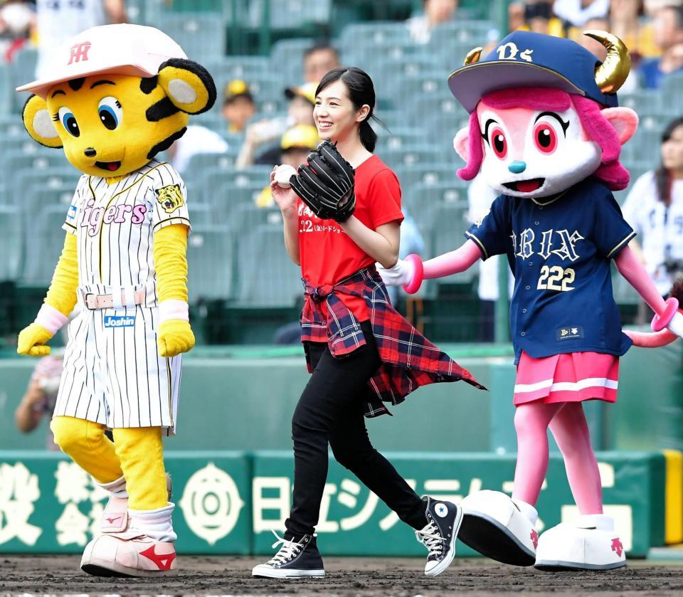 ファーストピッチセレモニーに登場する桜庭ななみ＝甲子園（撮影・高部洋祐）