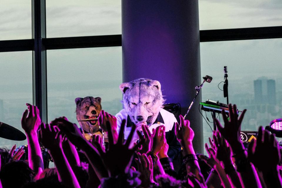 地上３５０メートルのステージでファンを沸かせたＭＡＮ　ＷＩＴＨ　Ａ　ＭＩＳＳＩＯＮ＝東京スカイツリー