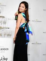 シャンパンを手にポーズを決める黒木メイサ＝渋谷区のｈｏｔｅｌ　ｋｏｅ　ｔｏｋｙｏ（撮影・棚橋慶太）