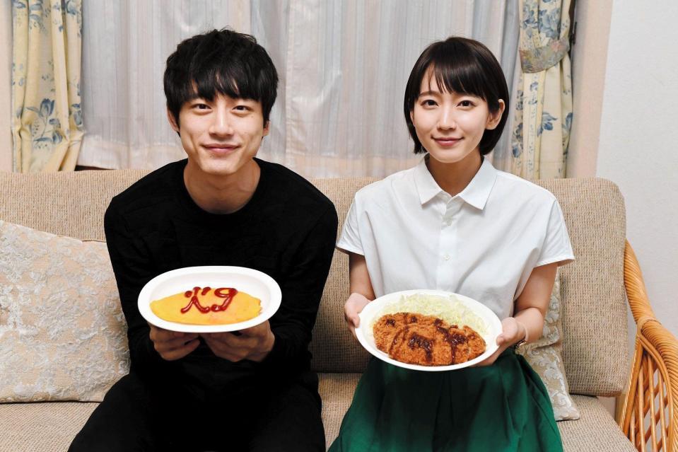 引き継ぎを行った坂口健太郎（左）と吉岡里帆