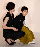 母の寺島しのぶのひざの上にうれしそうに座る寺嶋眞秀＝六本木トリコロールシアター（撮影・棚橋慶太）