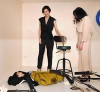 会見終了後に床に寝転びおどける息子の寺嶋眞秀くんに苦笑いを浮かべる寺島しのぶ＝六本木トリコロールシアター（撮影・棚橋慶太）