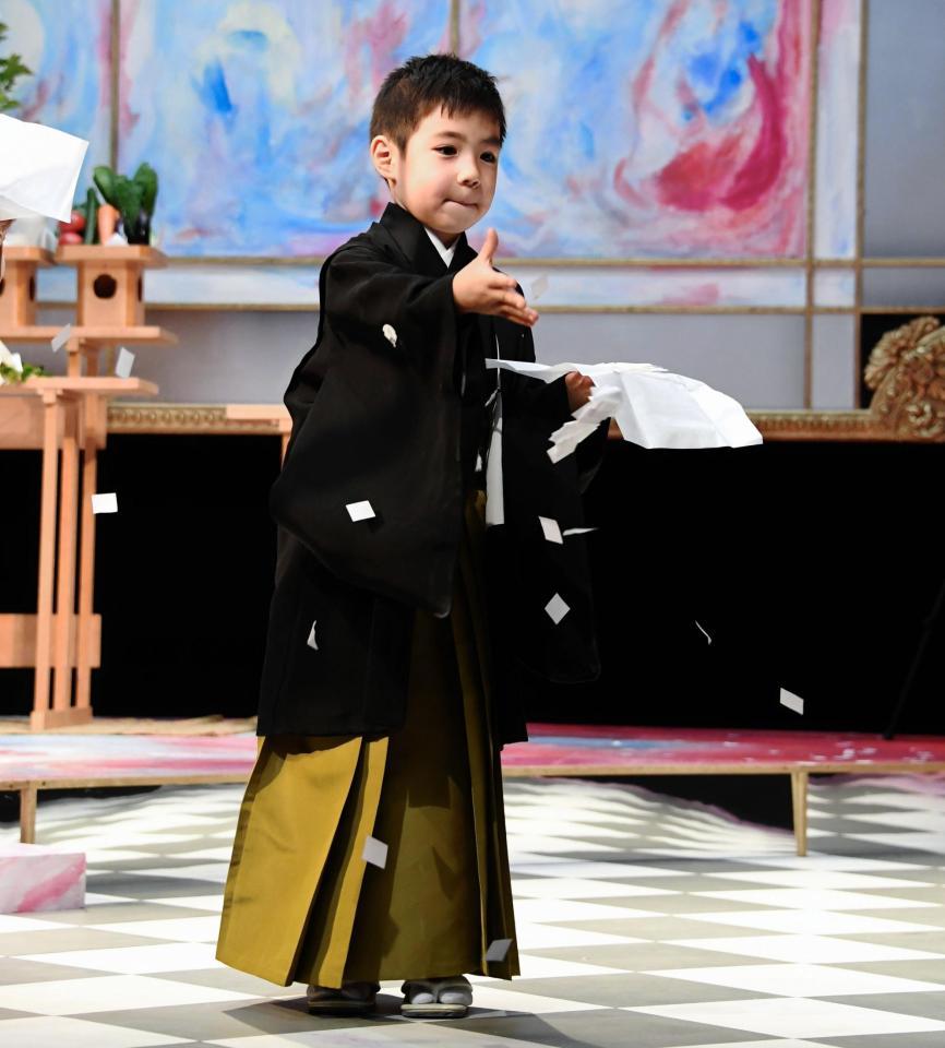 神事で客席を清める寺嶋眞秀＝六本木トリコロールシアター（撮影・棚橋慶太）