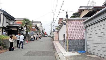 　多くの報道陣が集まった野崎幸助さんの自宅前＝和歌山県内