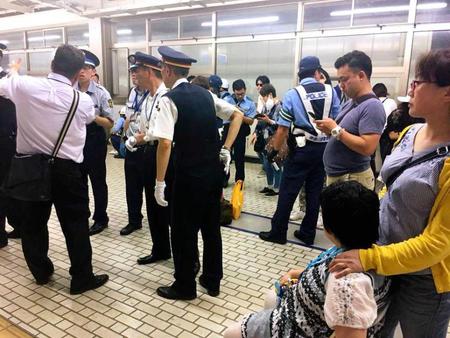 　新幹線車内で乗客が刺された事件が発生し、騒然とするＪＲ小田原駅の構内（乗客提供）