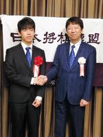 師匠・杉本昌隆七段（右）と握手する藤聡太七段＝名古屋市内