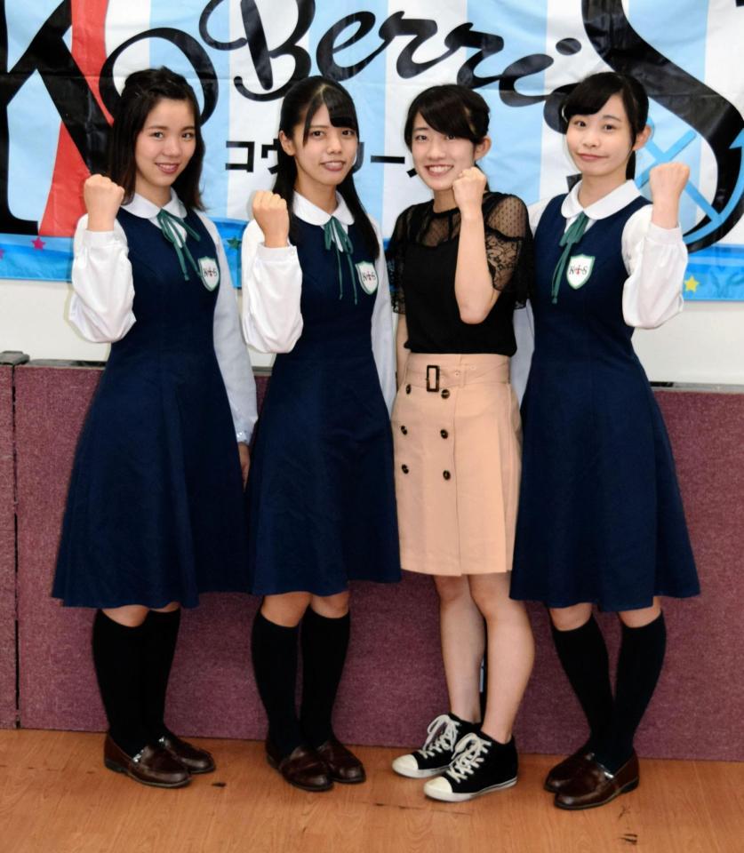 ＫＯＢｅｒｒｉｅＳ♪の８期生追加メンバーオーディションに合格した花尾理彩さん（左から３人目）と、メンバーの（左から）花城沙弥、岡野春香、大出姫花＝神戸市内