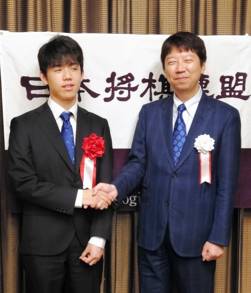 　師匠・杉本昌隆七段（右）と握手する藤井聡太七段＝名古屋市内