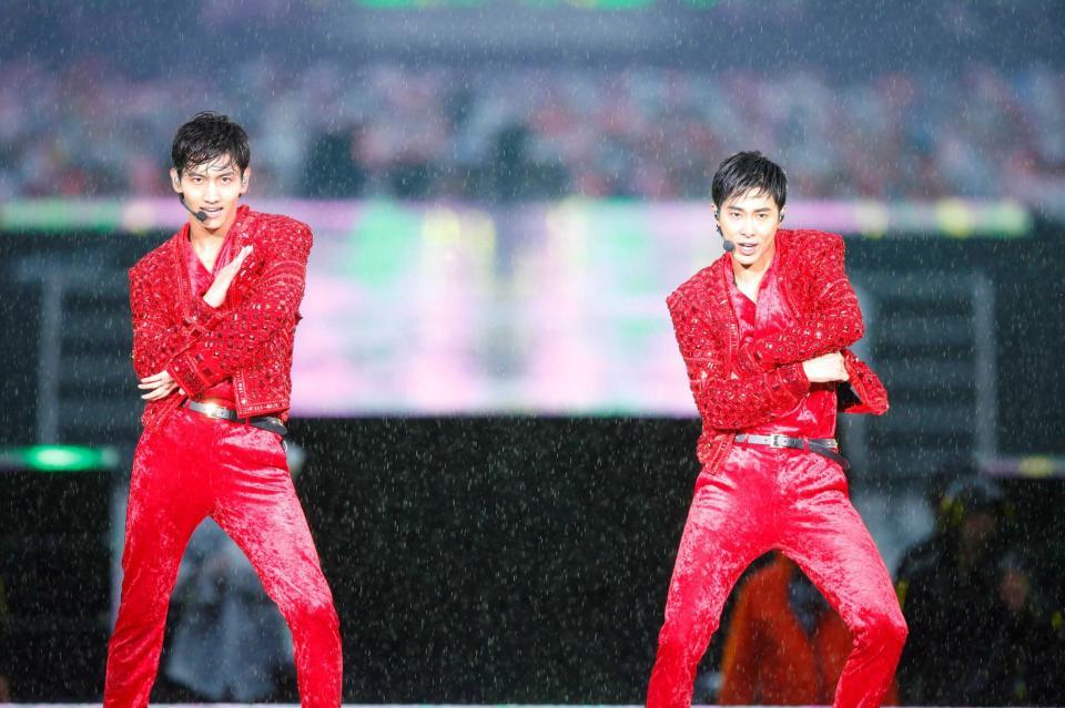 　激しい雨の中でファンを熱狂させた東方神起のチャンミン（左）とユンホ　
