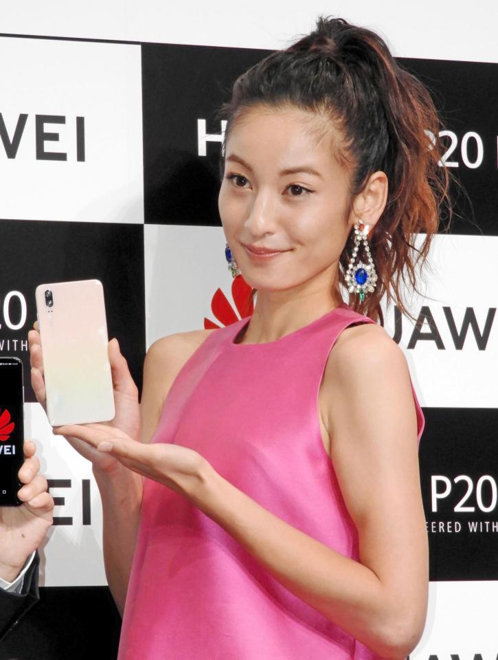 新作発表会に登場した西山茉希＝東京・新宿