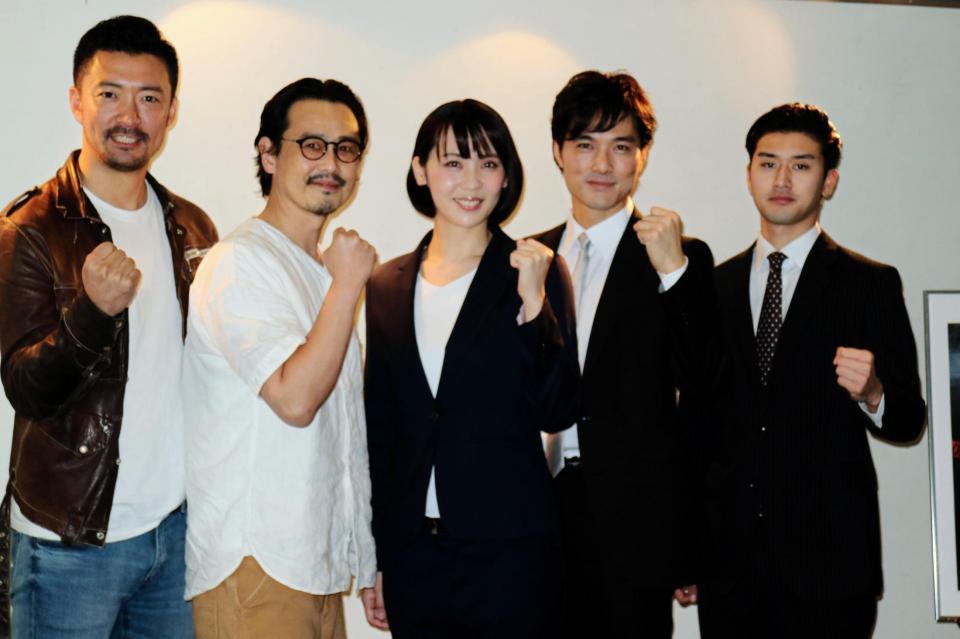 「希望のホシ」に出演する（左から）金児憲史、野村宏伸、緒月遠麻、池田努、岩永ジョーイ＝東京・池袋