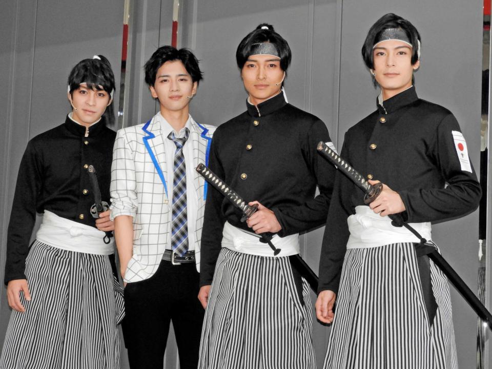 　旗揚げ公演の初日を迎えた（左から）西銘駿、飯島寛騎、栗山航、塩野瑛久