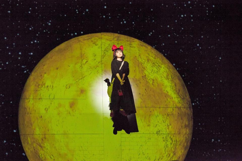 　公開稽古でフライングを披露する福本莉子＝東京・国立劇場中劇場